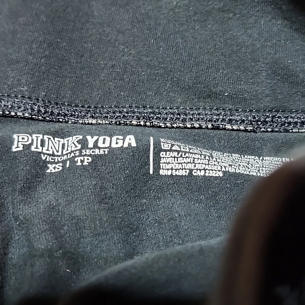VINTAGE VS PINK CROP YOGA 2014 BLACK LEOPARD-PRINT SILVER-SHINE LOGO LEGGINGS